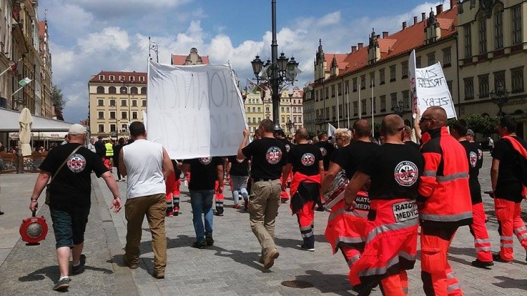 Przez Wrocław przeszła manifestacja ratowników medycznych [ZDJĘCIA], mgo