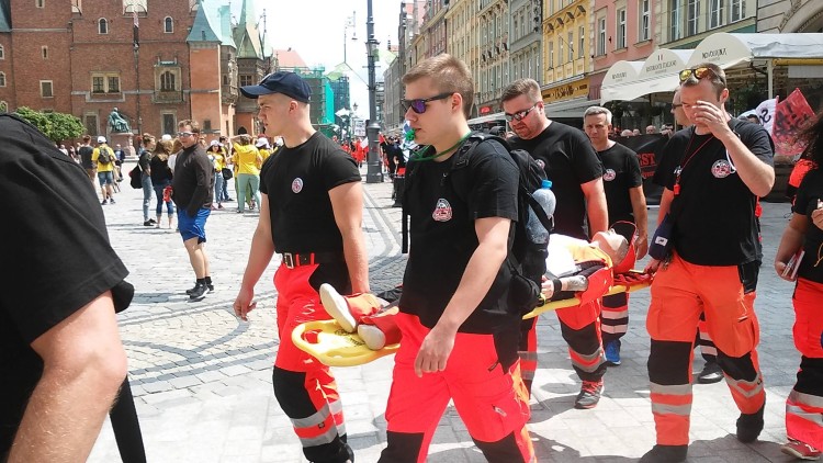 Przez Wrocław przeszła manifestacja ratowników medycznych [ZDJĘCIA], mgo