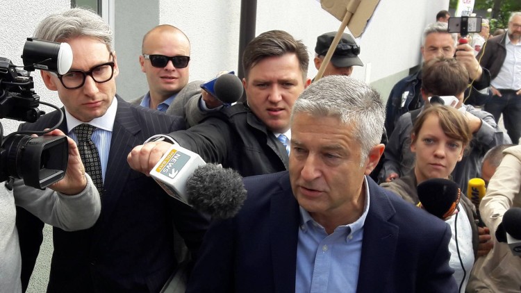 Policja przesłuchuje Frasyniuka, a pod komisariatem trwa pikieta [ZDJĘCIA], Marcin Torz