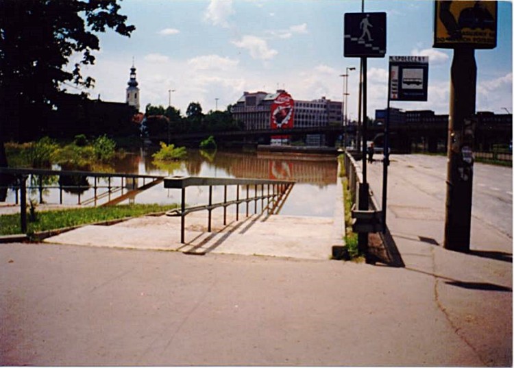 Wrocław dawniej i dziś: miejsca zalane przez powódź z 1997 roku, Maciej Prochowski (1997), Wojciech Bolesta (2017)