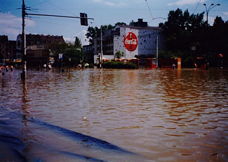 Wrocław dawniej i dziś: miejsca zalane przez powódź z 1997 roku, Maciej Prochowski (1997), Wojciech Bolesta (2017)
