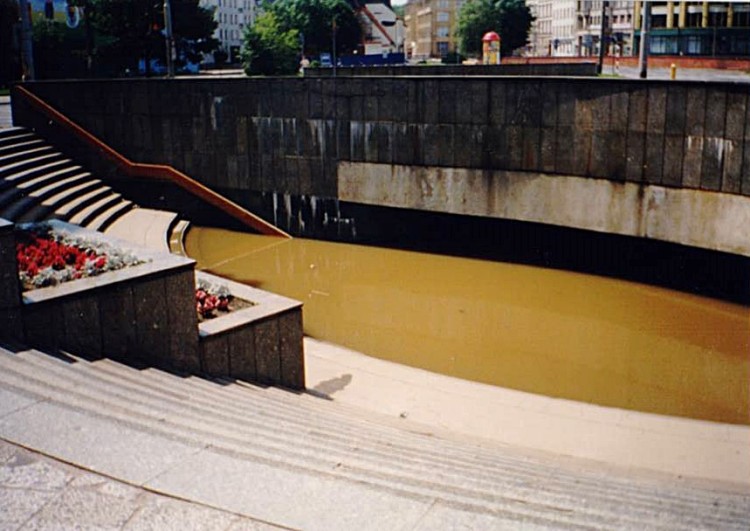 Wrocław dawniej i dziś: miejsca zalane przez powódź tysiąclecia, Maciej Prochowski (1997), Wojciech Bolesta (2017)
