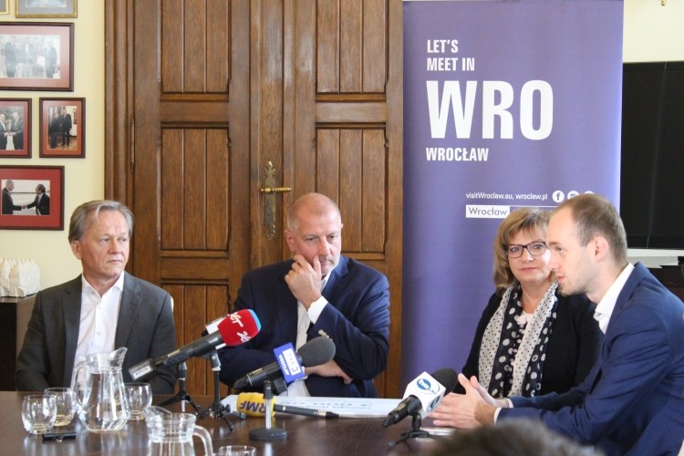 Prezydent Wrocławia przekazuje 50 tysięcy euro na Fundację Ukraina, Paweł Prochowski