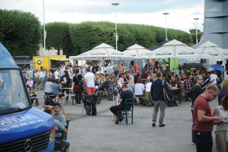 Mnóstwo food trucków przed Halą Stulecia. Trwa Mood4Food festiwal [ZDJĘCIA], Wojciech Bolesta