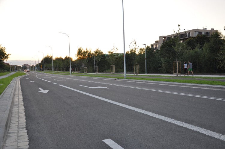 Nowa ulica gotowa, ale zamknięta. Mieszkańcy nie mogą się już doczekać, więc z niej korzystają [ZDJĘCIA], Marta Gołębiowska