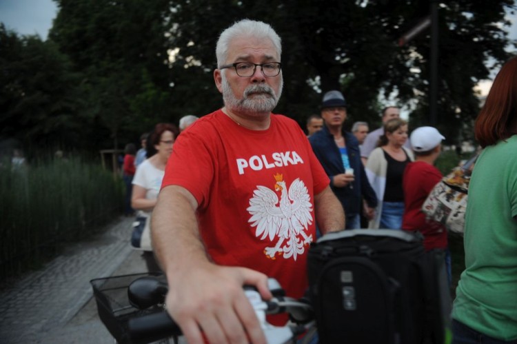 Przewodniczący rady miejskiej i autor książki o Macierewiczu na wrocławskim proteście w obronie „wolnych sądów”, Wojciech Bolesta