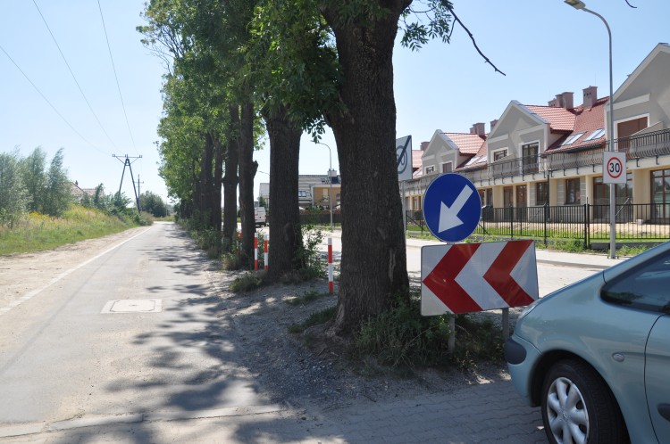 Absurd drogowy pod Wrocławiem. Gminy i mieszkańcy kłócą się o dwie równoległe ulice, które się nie łączą [ZDJĘCIA], Marta Gołębiowska
