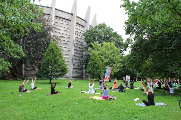 Trening na świeżym powietrzu - joga w parku, Paweł Prochowski