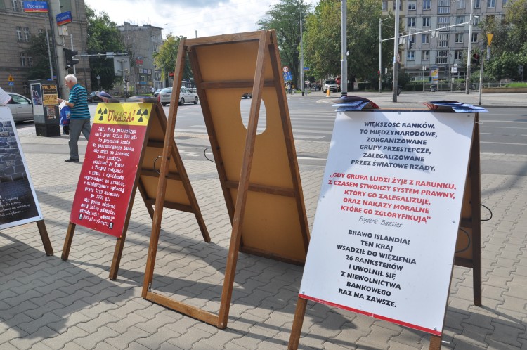 Protest pod bankiem. Z kulą u nogi i własną toaletą [ZDJĘCIA], Marta Gołębiowska