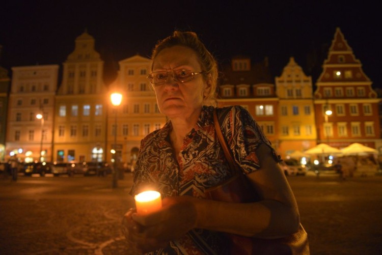 Kilkadziesiąt osób w kręgu ciszy na placu Solnym. 