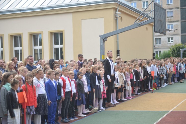 Nowy rok szkolny rozpoczęty. Wchodzi reforma edukacji [ZDJĘCIA], Wojciech Bolesta