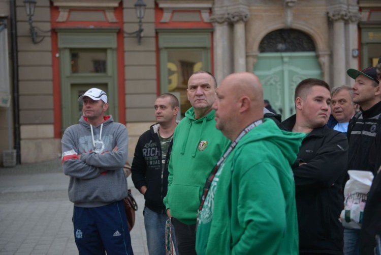 Kibice Śląska wspólnie z Jackiem Międlarem protestowali przed konsulatem Danii [ZDJĘCIA], Wojciech Bolesta