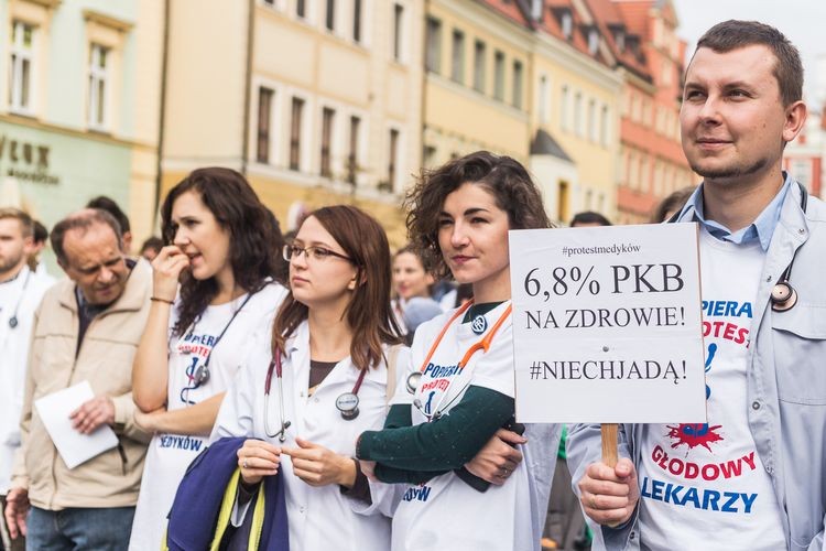 Lekarze rezydenci rozpoczęli strajk głodowy we Wrocławiu [ZDJĘCIA], Magda Pasiewicz