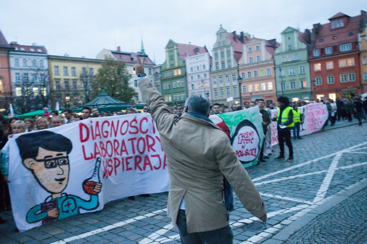 Marsz poparcia dla protestu medyków przeszedł ulicami Wrocławia, Magda Pasiewicz