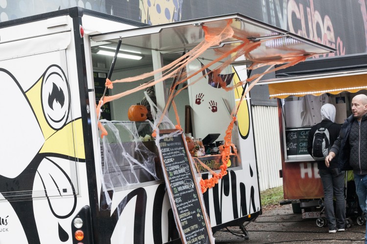 Halloween po wrocławsku. Zlot food trucków w zajezdni tramwajowej [ZDJĘCIA], Magda Pasiewicz