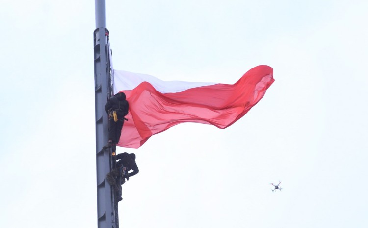 Biało-czerwona powiewa nad Wrocławiem. Alpiniści zawiesili flagę na Iglicy [ZDJĘCIA], Magda Pasiewicz