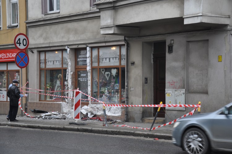 Wypadek autobusu w Leśnicy, Zniszczona elewacja sklepu, Marta Gołębiowska