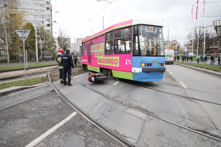 Zderzenie tramwaju z motocyklem na Legnickiej. Motocyklista w szpitalu, są objazdy [ZDJĘCIA], Magda Pasiewicz