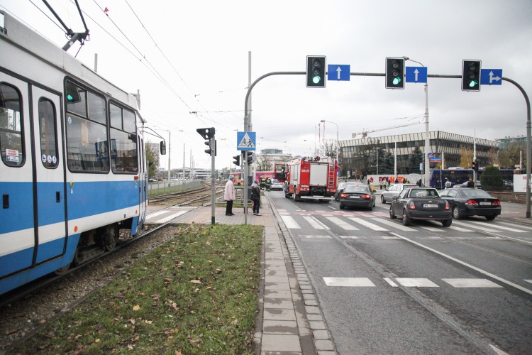 Zderzenie tramwaju z motocyklem na Legnickiej. Motocyklista w szpitalu, są objazdy [ZDJĘCIA], Magda Pasiewicz