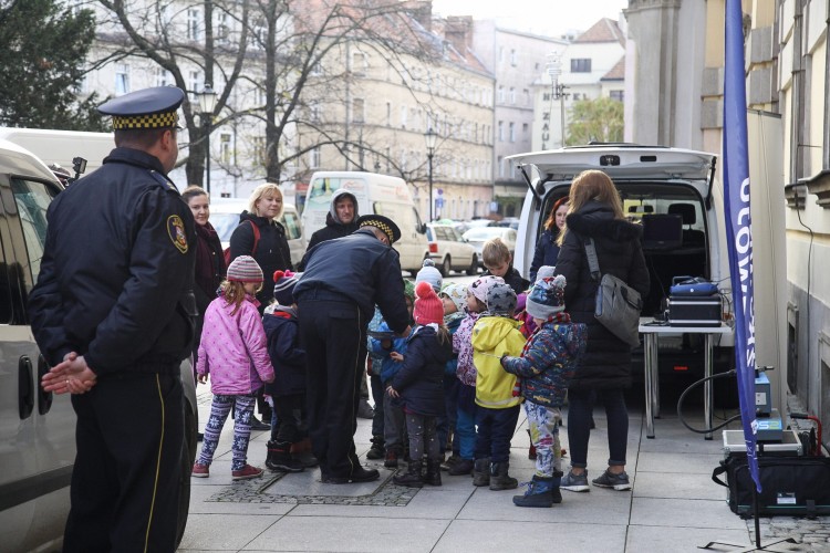 Wrocławscy strażnicy pokazali dzieciom jak działa dymomierz [ZDJĘCIA], Magda Pasiewicz