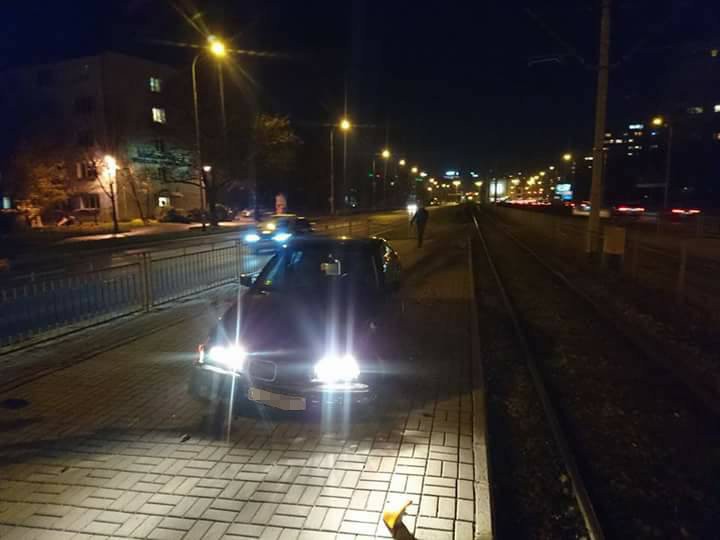Nocna kolizja na Legnickiej. Kierowca wjechał w przystanek i porzucił auto [ZDJĘCIA], Piotr Bałka
