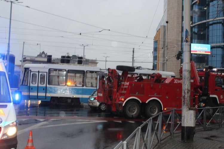 Dwa tramwaje zderzyły się w centrum. Paraliż skrzyżowania, są ranni [ZDJĘCIA], mh