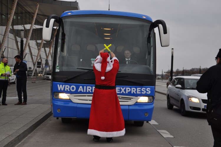 Autobusy Wro Airport Express już kursują. Z PKS na lotnisko w pół godziny [ZDJĘCIA], Marta Gołębiowska