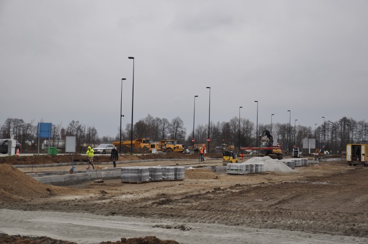 Parking przy wrocławskim lotnisku będzie jeszcze większy. Trwa budowa nowej części [ZDJĘCIA], mgo