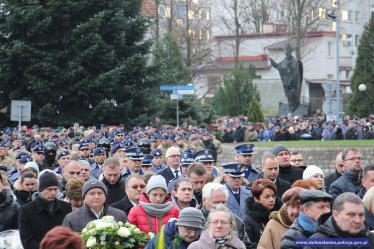 Tłumy na pogrzebie policjanta, który zginął w strzelaninie pod Wrocławiem [ZDJĘCIA], Dolnośląska Policja