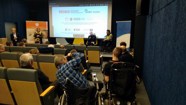 Niepełnosprawni mają swój informator o Wrocławiu! Jest też wersja „łatwa do czytania i zrozumienia”, Bartosz Senderek