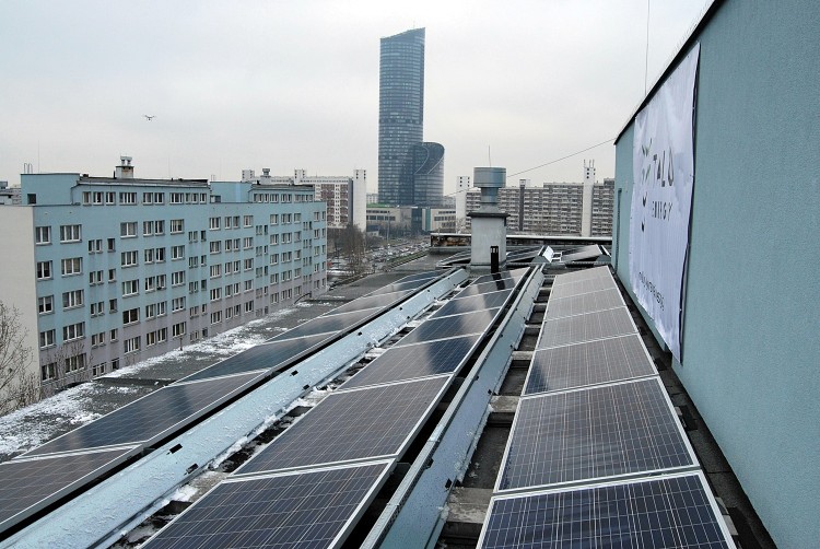 Elektrownie słoneczne na 35 wrocławskich wieżowcach już działają [ZDJĘCIA], Bartosz Senderek