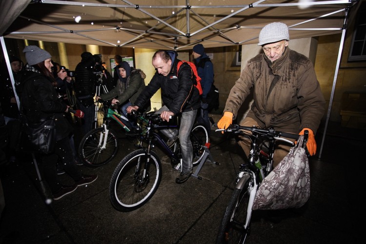 Wrocław: wiceminister i wojewoda na rowerze wygenerowali prąd do oświetlenia choinki [ZDJĘCIA], Magda Pasiewicz