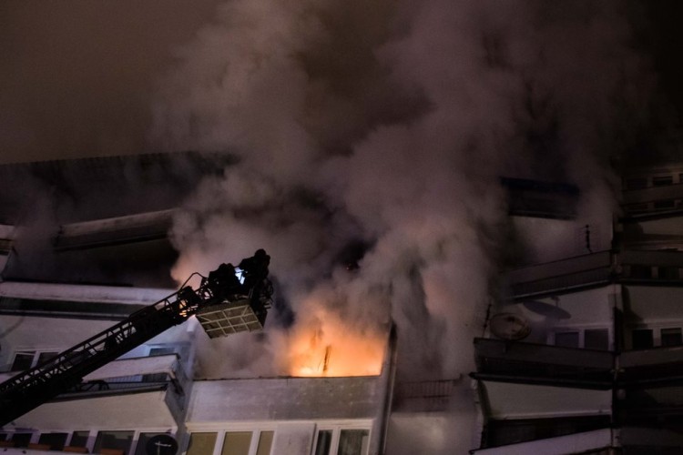 Ogromny pożar w bloku przy Bobrzej. Jedna ofiara śmiertelna [ZDJĘCIA], Magda Pasiewicz