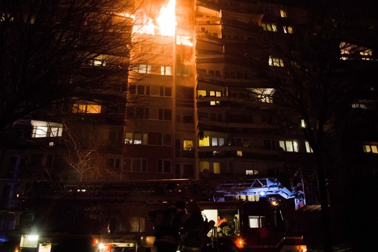Ogromny pożar w bloku przy Bobrzej. Jedna ofiara śmiertelna [ZDJĘCIA], Magda Pasiewicz