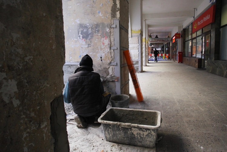 Miasto remontuje fragment arkad przy ul. Ruskiej. Znikną plakaty i graffiti [ZDJĘCIA], Magda Pasiewicz