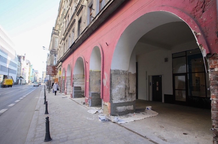 Miasto remontuje fragment arkad przy ul. Ruskiej. Znikną plakaty i graffiti [ZDJĘCIA], Magda Pasiewicz