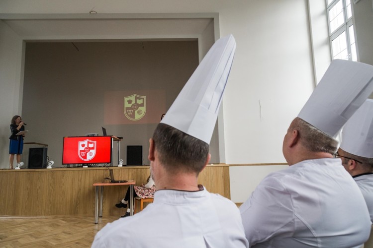 Wrocławski „Gastronomik” kończy 70 lat. Zobacz, w jakich warunkach uczą się przyszli kucharze, kelnerzy i hotelarze, Magda Pasiewicz