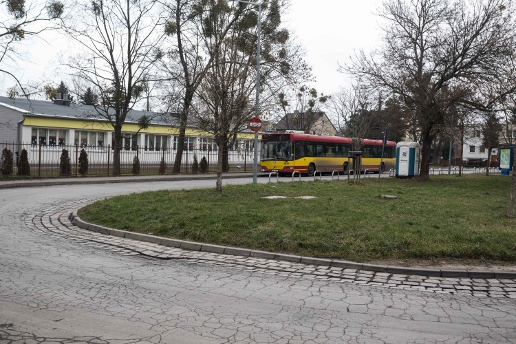 Awantura o pętlę na Grabiszynku. Autobus nie może przejechać, bo rodzice przyjeżdżają na wywiadówki [ZDJĘCIA], Magda Pasiewicz