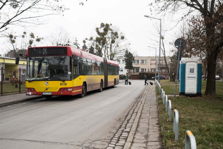 Awantura o pętlę na Grabiszynku. Autobus nie może przejechać, bo rodzice przyjeżdżają na wywiadówki [ZDJĘCIA], Magda Pasiewicz
