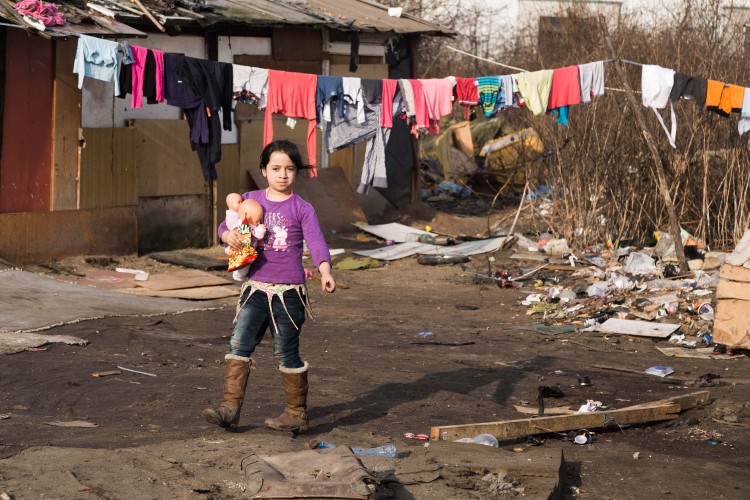 Romowie z koczowiska przeprowadzają się do domów i mieszkań. Będą uczyć się i pracować [ZDJĘCIA], Magda Pasiewicz