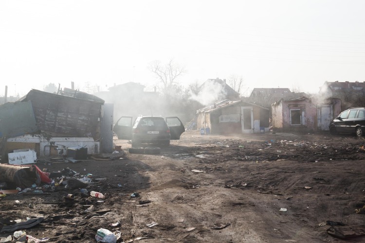 Romowie z koczowiska przeprowadzają się do domów i mieszkań. Będą uczyć się i pracować [ZDJĘCIA], Magda Pasiewicz