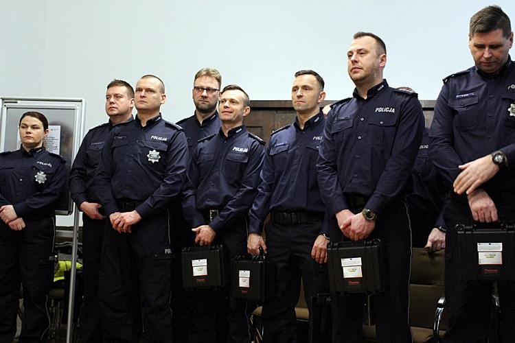 Dolnośląscy policjanci mają nowy sprzęt do wykrywania narkotyków [ZDJĘCIA], Bartosz Senderek