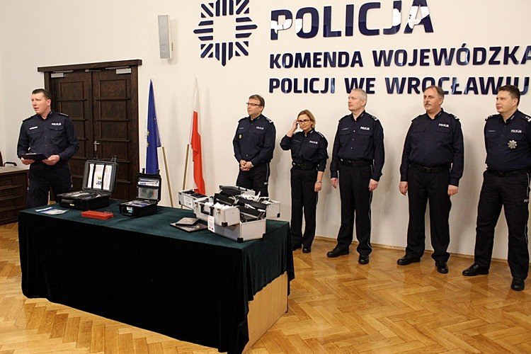 Dolnośląscy policjanci mają nowy sprzęt do wykrywania narkotyków [ZDJĘCIA], Bartosz Senderek