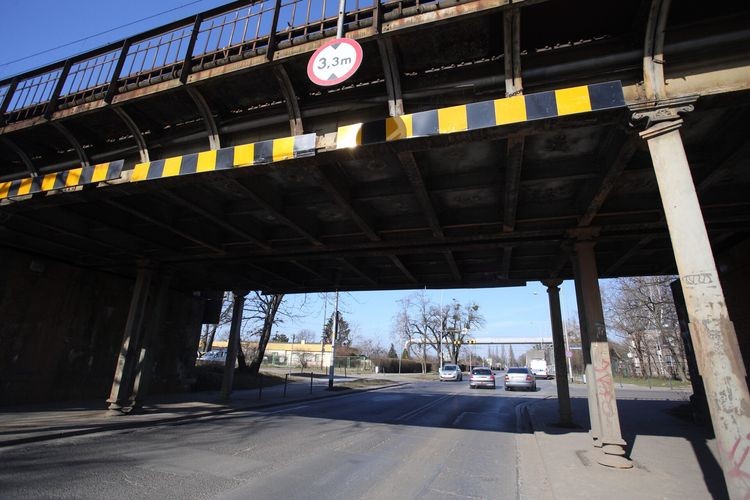 Ciężarówka uszkodziła wiadukt na ul. Długiej, Magda Pasiewicz