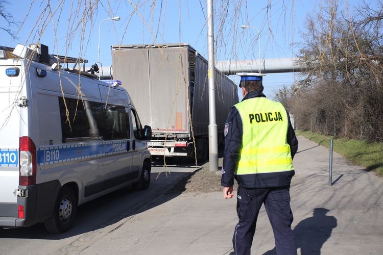 Ciężarówka uszkodziła wiadukt na ul. Długiej, Magda Pasiewicz