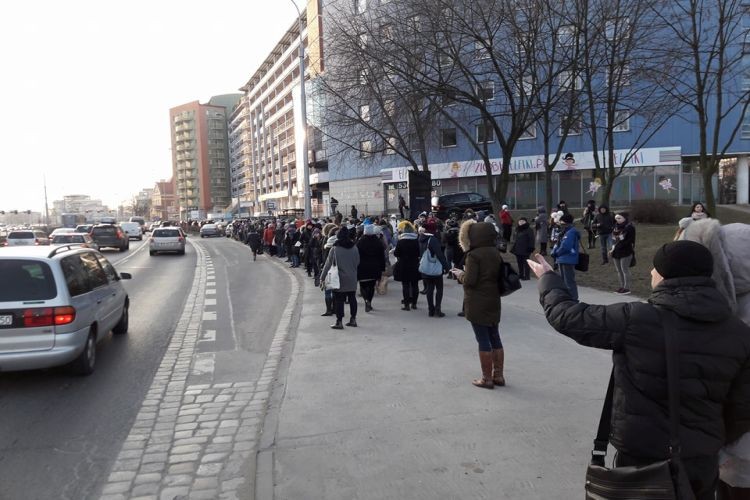 Tramwaj wykoleił się na pl. Strzegomskim. Tłum ludzi próbuje dojechać do biur i szkół inaczej, Magda Pasiewicz