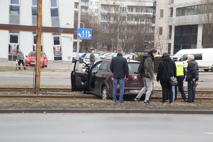 Samochód na torowisku na ulicy Legnickiej, Magda Pasiewicz