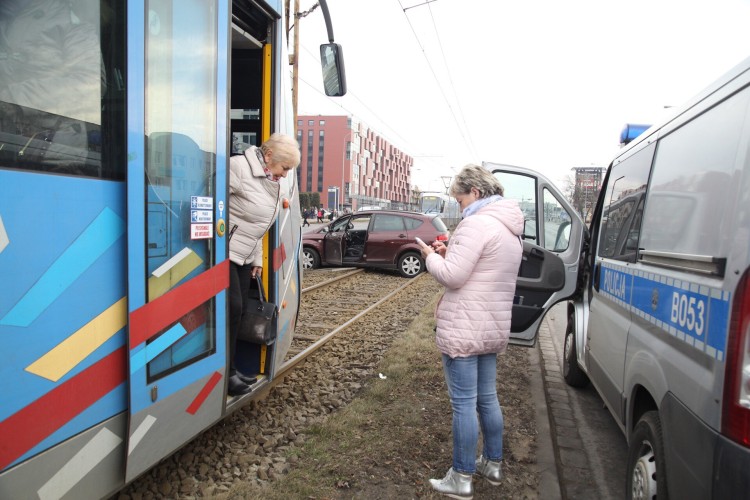 Samochód całkowicie zablokował torowisko na Legnickiej. Tramwaje musiały zawracać [ZDJĘCIA], Magda Pasiewicz