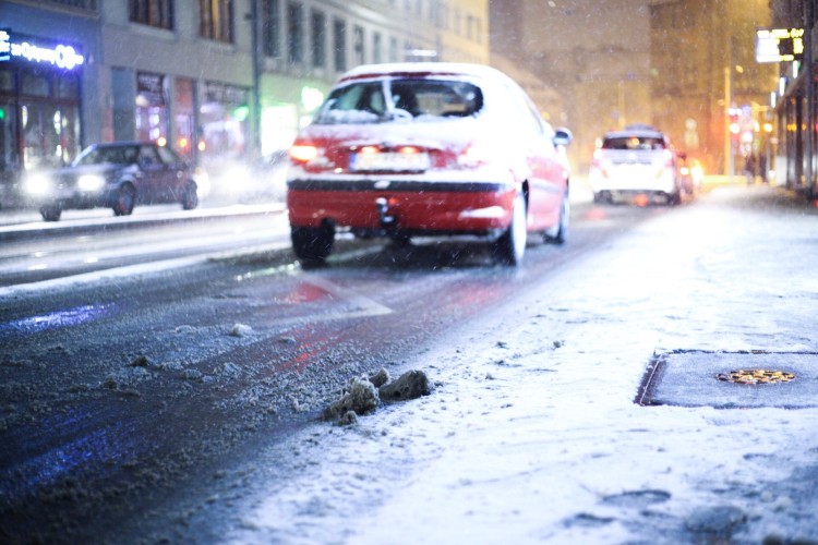 Zima we Wrocławiu. Samochód bez zimowych opon lepiej zostawić w garażu [ZDJĘCIA], Magda Pasiewicz