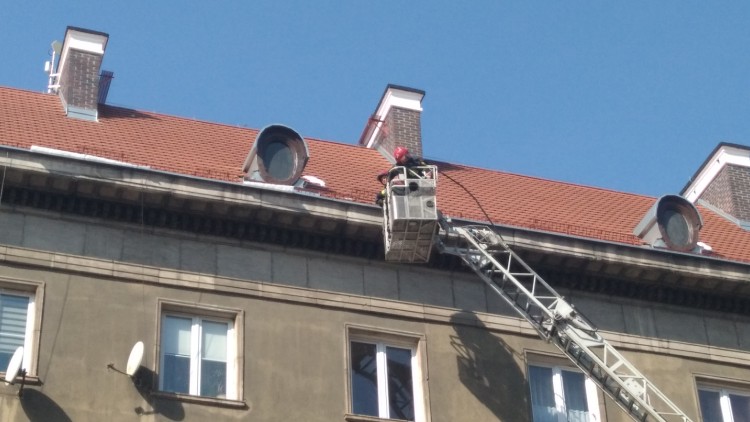 Sople na dachach zagrażają przechodniom. W centrum interweniują strażacy, bas